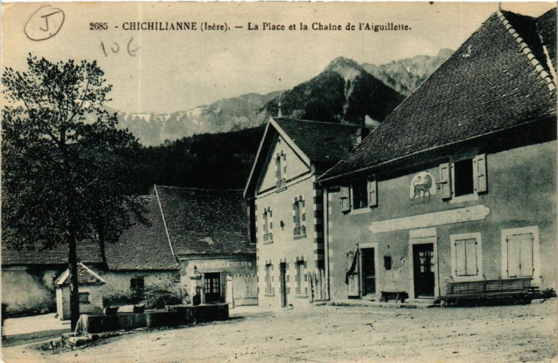 Carte postale ancienne Chichilianne - La Place et la Chaine de l'AIGUILLEtte à Chichilianne