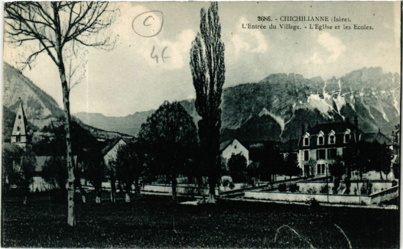Carte postale ancienne Chichilianne - L'Entrée du Village - L'Eglise et les Ecoles à Chichilianne