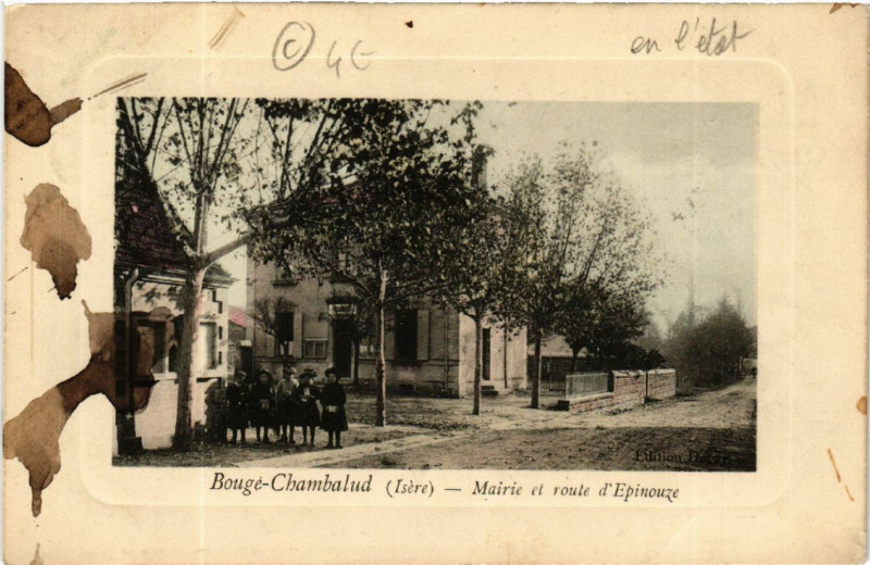 Carte postale ancienne Bouge-Chambalud - Bouge-Chambalud - Mairie et route d'Epinouze à Bougé-Chambalud