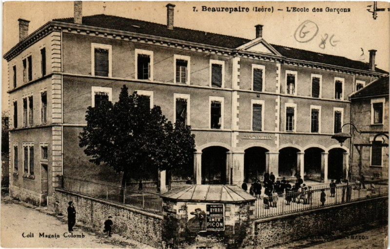 Carte postale ancienne Beaurepaire - L'Ecole des Garcons à Beaurepaire