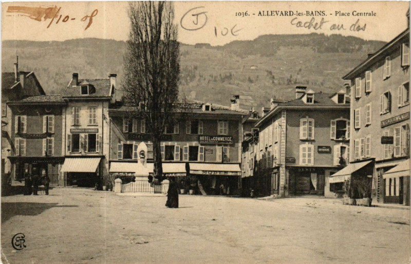 Carte postale ancienne Allevard-les-Bains - Place Centrale à Allevard