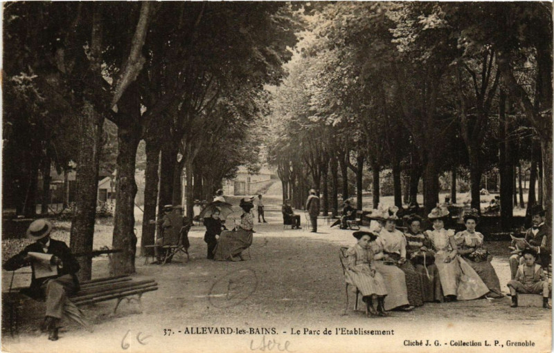 Carte postale ancienne Allevard-les-Bains - Le Parc de l'Etablissement à Allevard