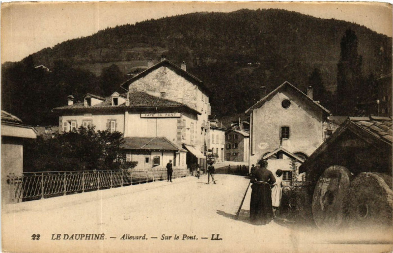 Carte postale ancienne Allevard - Sue le Pont - Le Dauphiné à Allevard