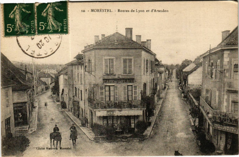 Carte postale ancienne Morestel - Routes de Lyon et d'Arandon à Morestel