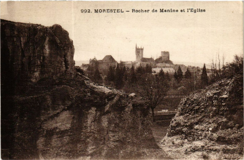 Carte postale ancienne Morestel - Rocher de Manins et l'Eglise à Morestel