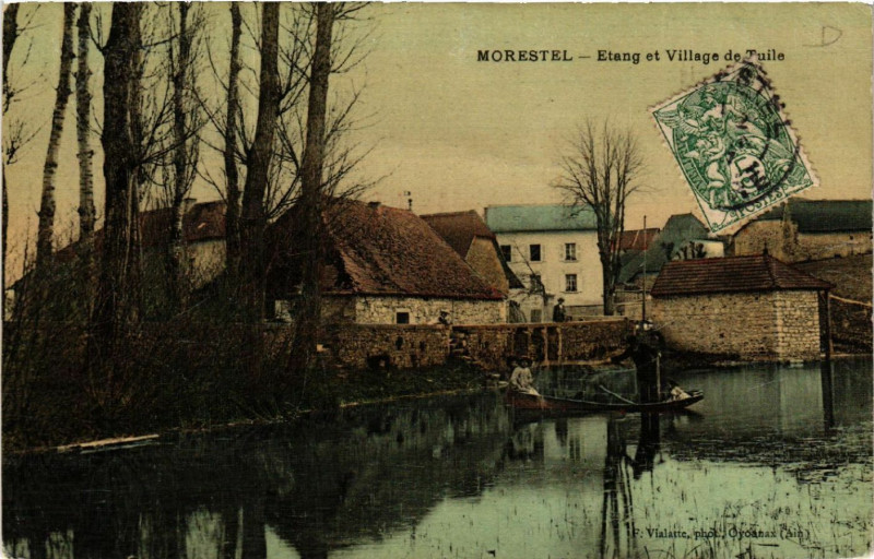 Carte postale ancienne Morestel - Paysage - Etang et Village de Tuile à Morestel