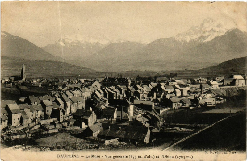 Carte postale ancienne Dauphiné - La Mure - Vue générale (875 m d'alt) et l'Obiou à La Mure