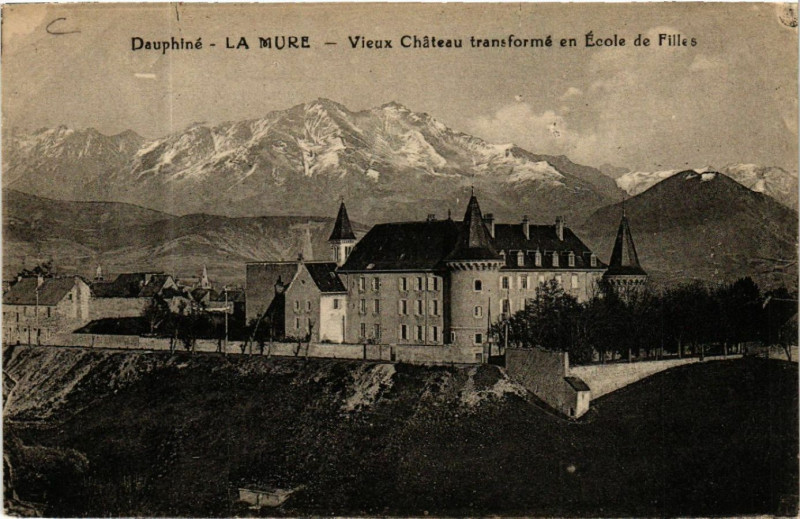 Carte postale ancienne Dauphiné - La Mure - Vieux Chateau transforme en Ecole de Filles à La Mure