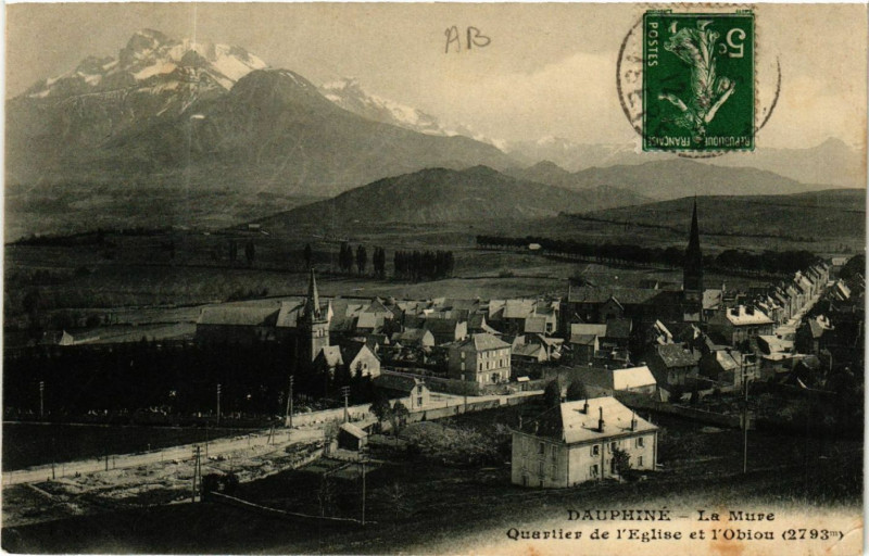 Carte postale ancienne Dauphiné - La Mure - Quartier de l'Eglise et l'Obiou (2793 m) à La Mure