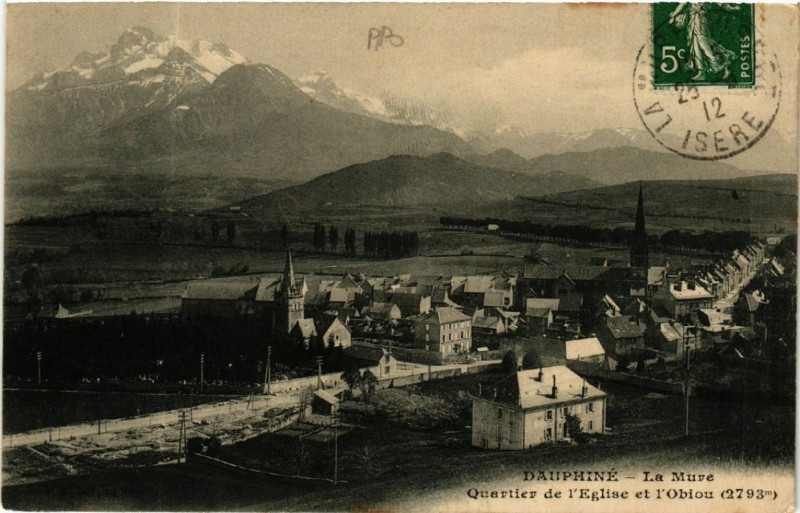 Carte postale ancienne Dauphiné - La Mure - Quartier de l'Eglise et l'Obiou (2793 m) à La Mure