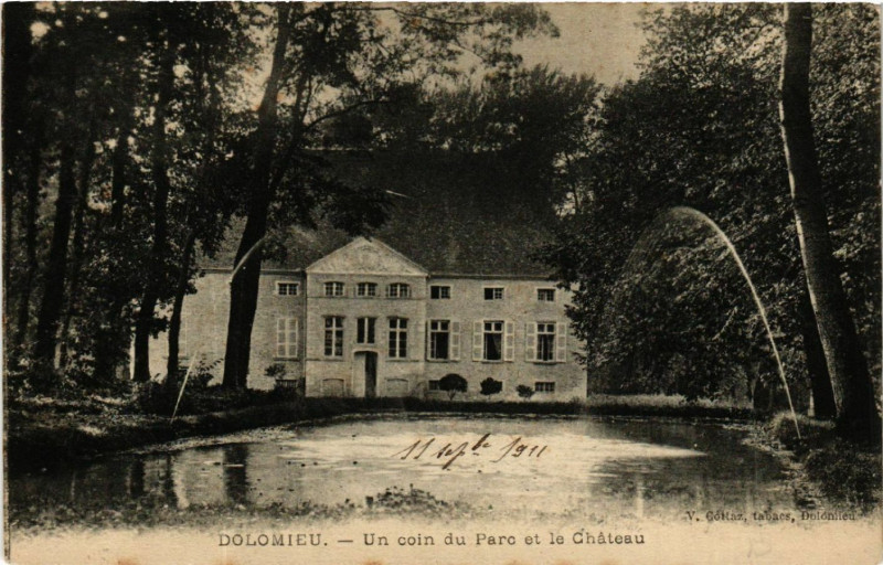 Carte postale ancienne Dolomieu - Un coin du Parc et le Chateau à Dolomieu