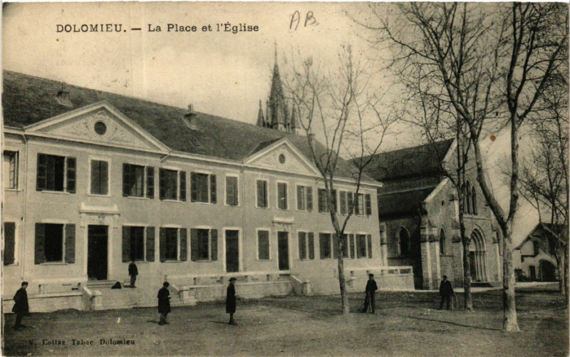 Carte postale ancienne Dolomieu - La Place et l'Eglise à Dolomieu
