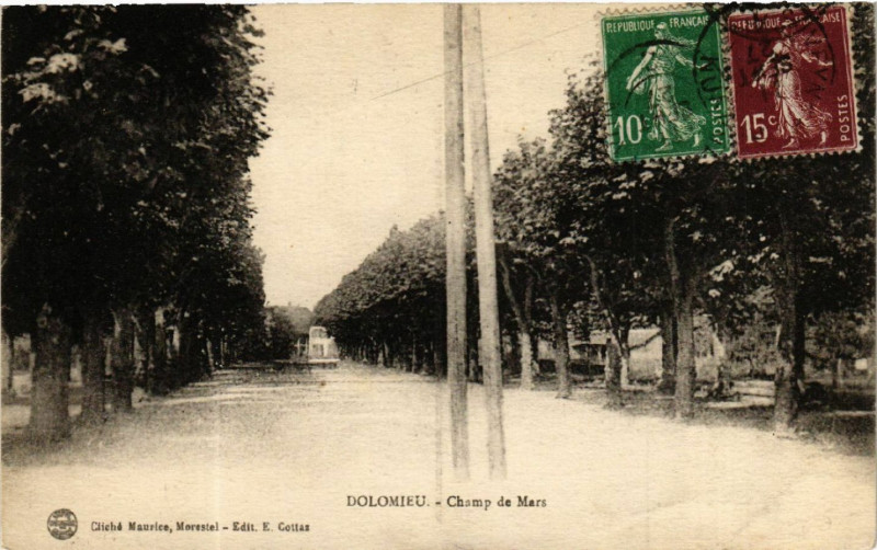 Carte postale ancienne Dolomieu - Champ de Mars à Dolomieu