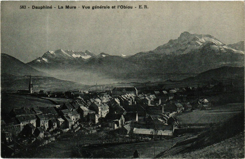 Carte postale ancienne Dauphiné - La Mure - Vue générale et l'Obiou à La Mure