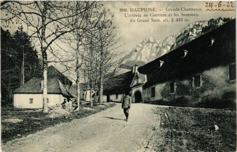 Carte postale ancienne Dauphiné - Grande-Chartreuse - L'arrivée au Couvent et les Sommets