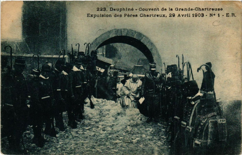 Carte postale ancienne Dauphiné - Couvent de la Grande-Chartreuse - Expulsion des Peres