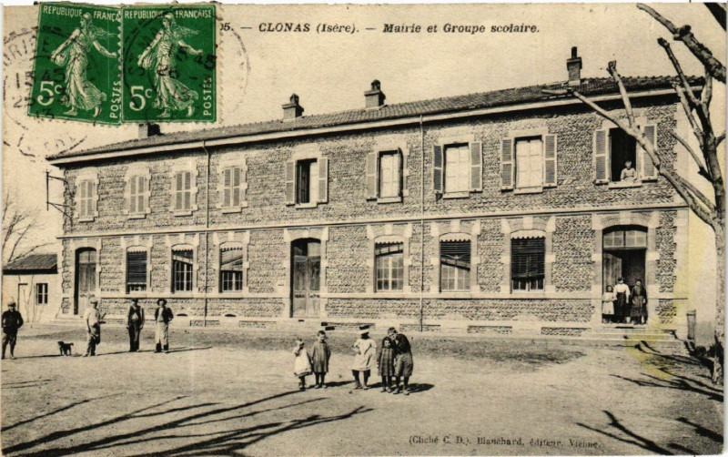 Carte postale ancienne Clonas - Mairie et Groupe scolaire