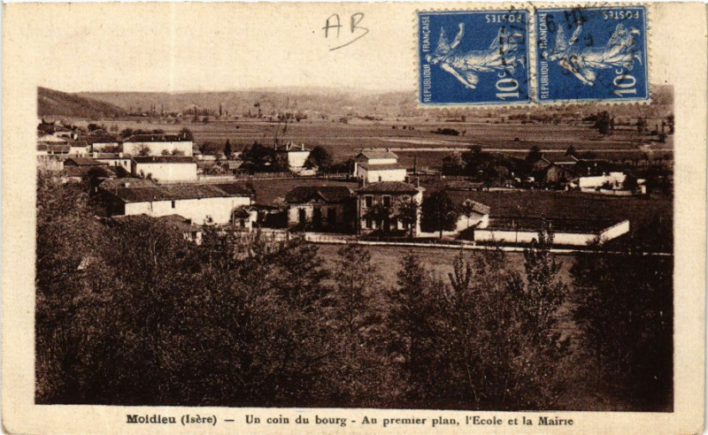 Carte postale ancienne Moidieu - Un coin du Bourg - Au premier plan l'Ecole à Plan