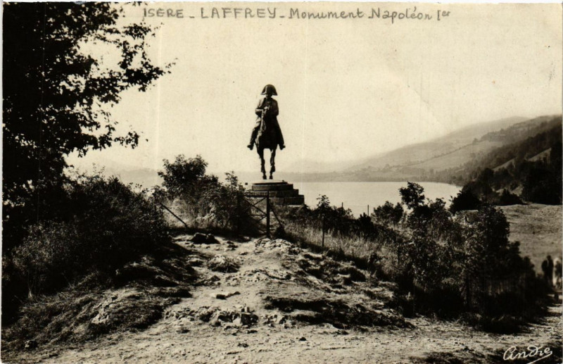 Carte postale ancienne Le Monument de Napoleon a Laffrey à Laffrey