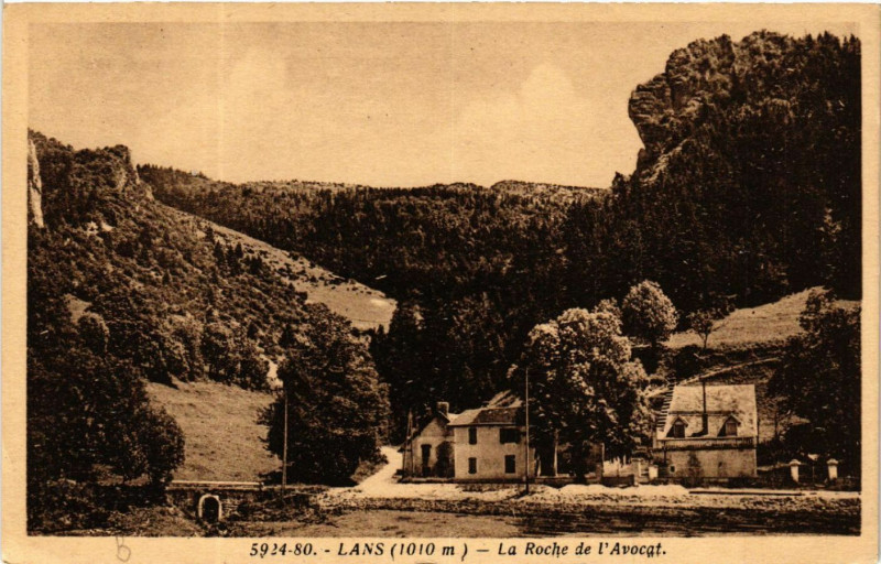 Carte postale ancienne Lans (1010 m) - La Roche de l'Avocat à Roche