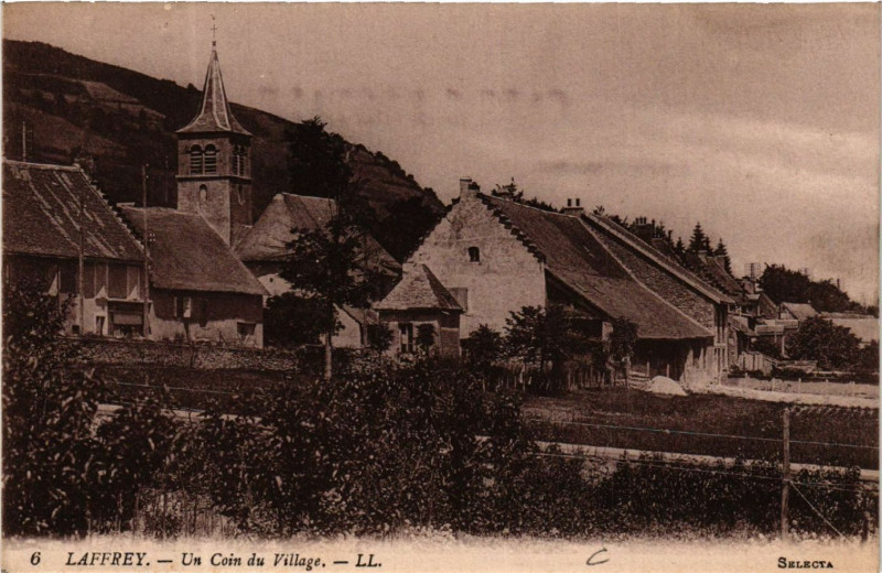 Carte postale ancienne Laffrey - Un Coin du Village à Laffrey