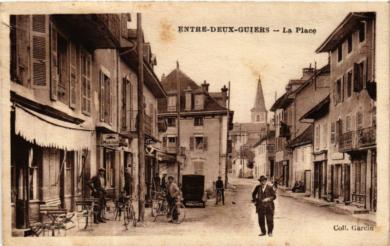Carte postale ancienne Entre-Deux-Guiers - La Place à Entre-deux-Guiers