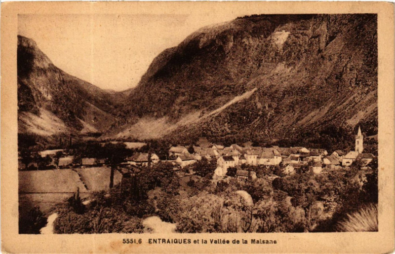 Carte postale ancienne Entraigues et la Vallée de la Maisons à Entraigues