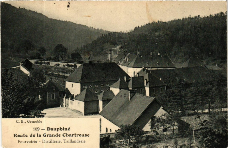 Carte postale ancienne Dauphiné Route de la Grande Vhartreuse Fourvoirie Distillerie à Four