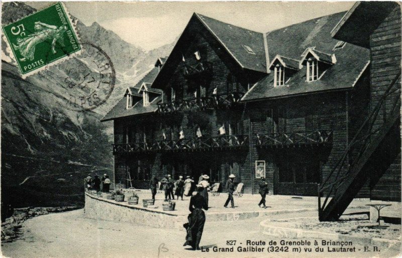Carte postale ancienne Route de Grenoble a Briancon - Le Grand Galibier (3242 m) vu du à Grenoble