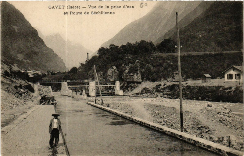 Carte postale ancienne Gavet - Vue de la prise d'eau et Route de Sechilienne à Séchilienne