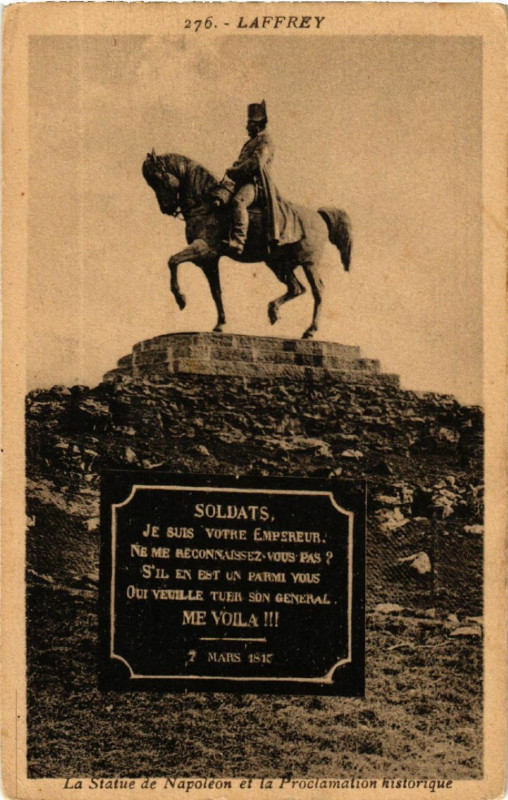 Carte postale ancienne Laffrey - La Statue de Napoleon et la Proclamation historique à Laffrey