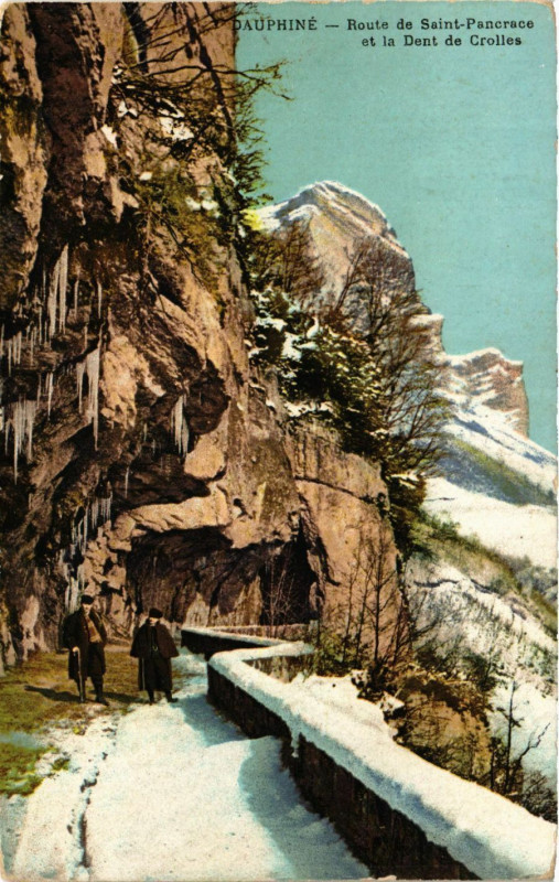 Carte postale ancienne Dauphiné - Route de St-Pancrace et la Dent de Crolles à Crolles