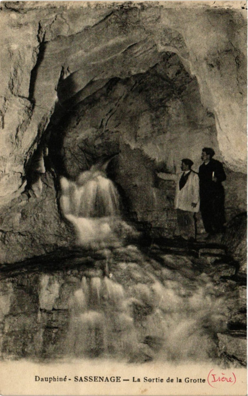 Carte postale ancienne Dauphiné - Sassenage - La Sortie de la Grotte à Sassenage