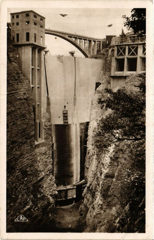 Carte postale ancienne Corps - Barrage du Sautet - Vue en amont à Corps