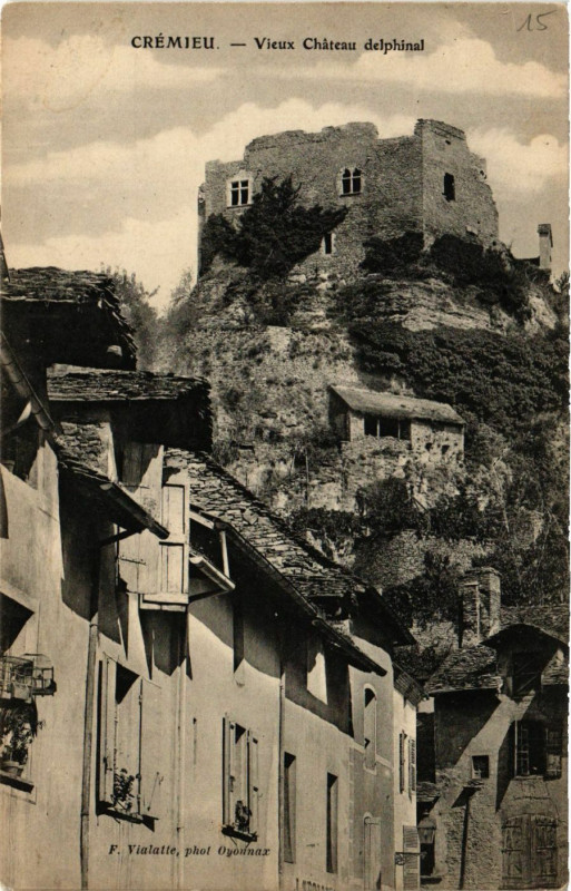 Carte postale ancienne Cremieu - Vieux Chateau delphinal à Crémieu