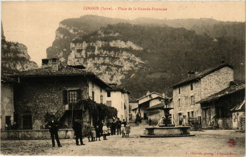 Carte postale ancienne Cognin - Place de la Grande-Fontaine à Fontaine