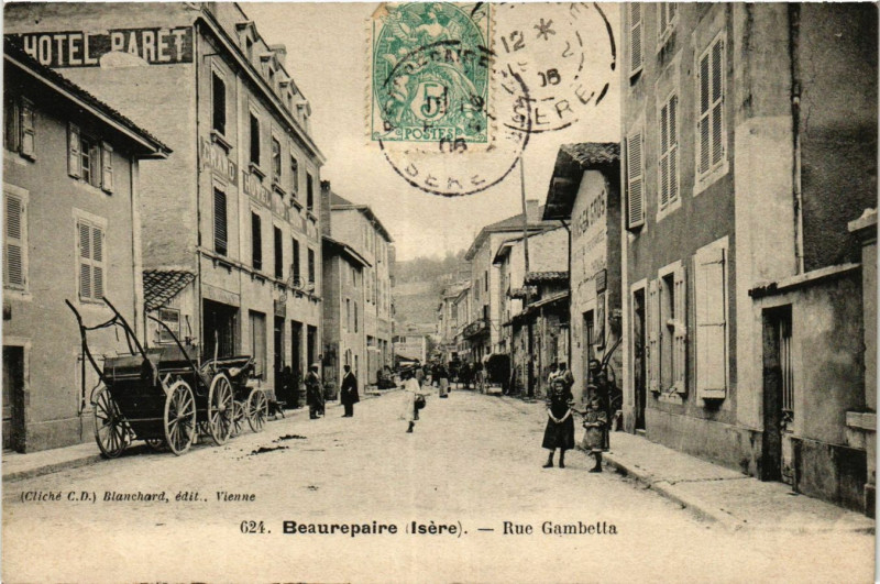 Carte postale ancienne Beaurepaire - Rue Gambetta à Beaurepaire