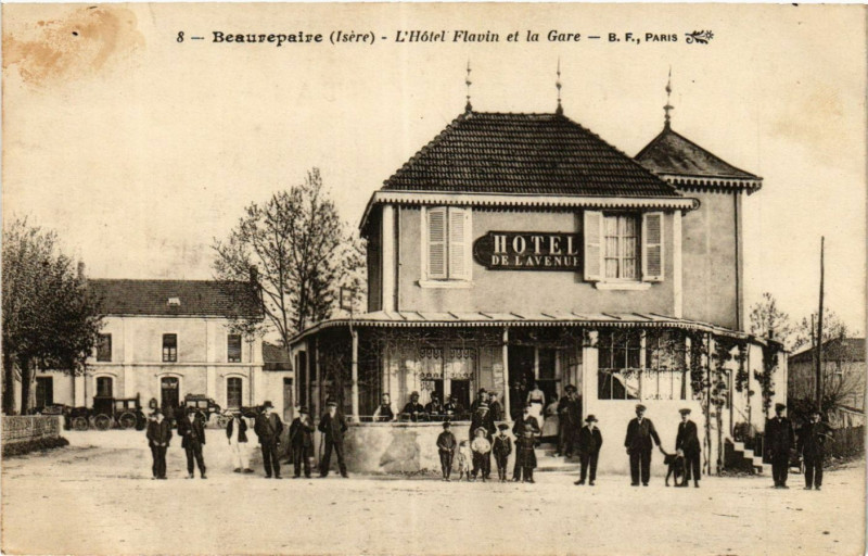 Carte postale ancienne Beaurepaire - L'Hotel Flavin et la Gare à Beaurepaire