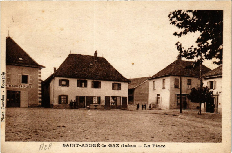 Carte postale ancienne Saint-Andre-le-Gaz - La Place à Saint-André-le-Gaz