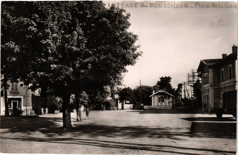 Carte postale ancienne Le Peage de Roussillon - Place de la Gare à Roussillon