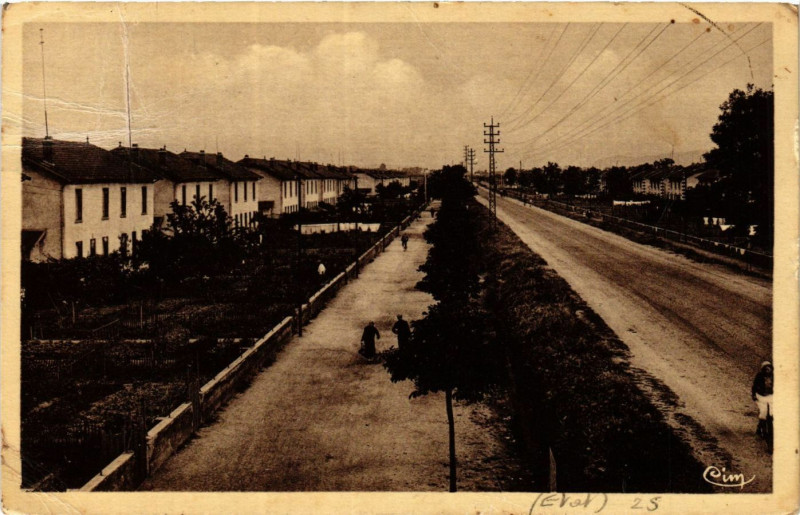 Carte postale ancienne Roussillon - Route Nationale à Roussillon