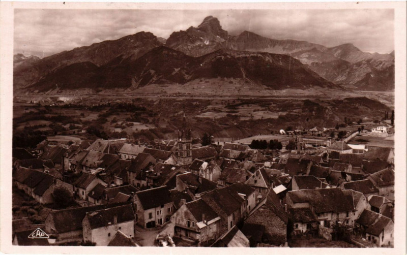 Carte postale ancienne Vue geneale de Corps et l'Obiou (2793 m) à Corps