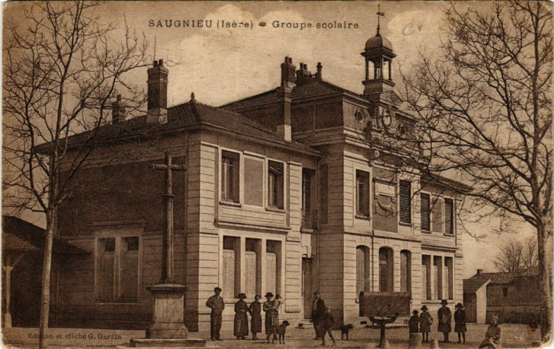 Carte postale ancienne Saugnieu - Groupe scolaire