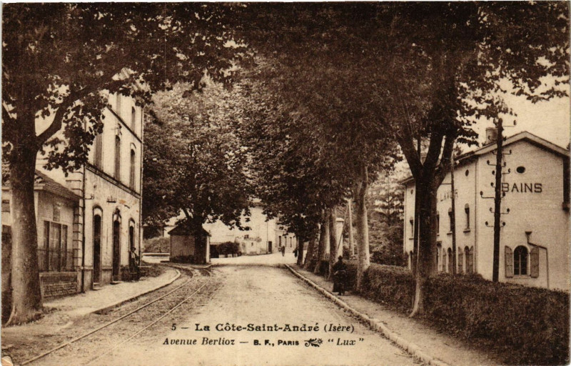 Carte postale ancienne La Cote-Saint-Andre - Avenue Berlioz à La Côte-Saint-André