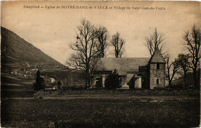 Carte postale ancienne Dauphiné - Eglise de Notre-Dame-de-Vaulx et Village de St-Jean à Notre-Dame-de-Vaulx