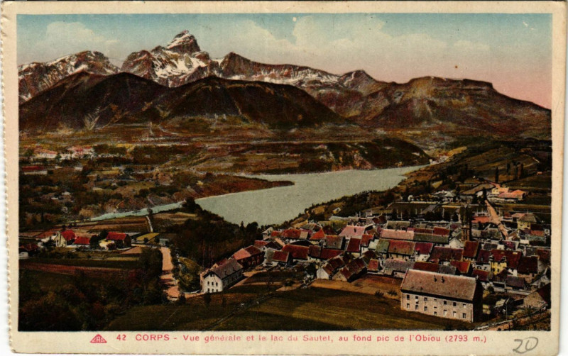 Carte postale ancienne Corps - Vue générale de la lac du Sautet au fond pic de l'Obiou à Corps