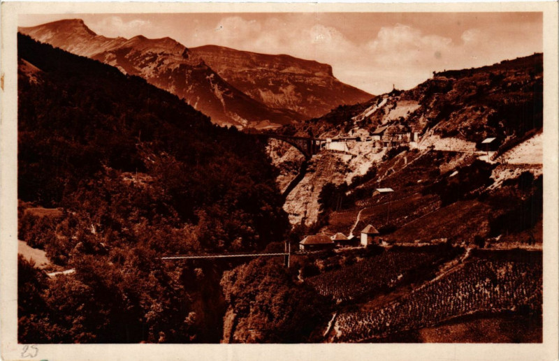 Carte postale ancienne Corps - Ancien et nouveau pont du Sautet à Corps