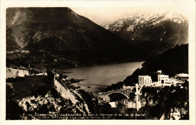 Carte postale ancienne Corps - Vue d'ensemble-du-Pont du Barrage et du Lac à Corps