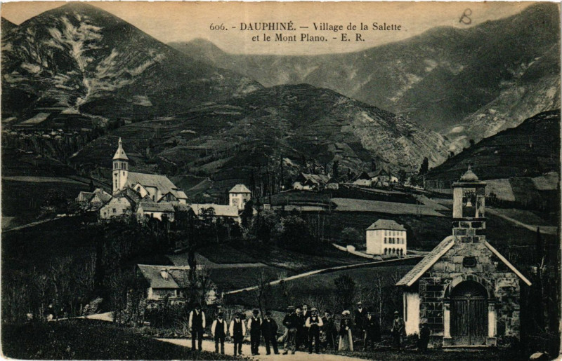 Carte postale ancienne Dauphiné - Village de la Salette et le Mont-Plano à Plan
