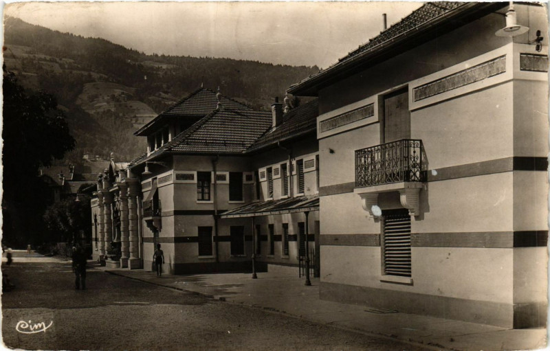 Carte postale ancienne Allevard-les-Bains - Etablissement Thermal à Allevard